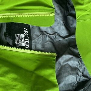 Arc'teryx Women Vibrant Green Raincoat B SV